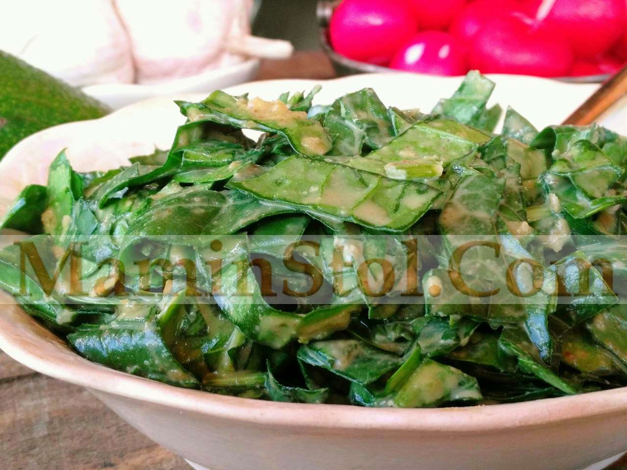 Шпинат с чесноком и арахисовой пастой