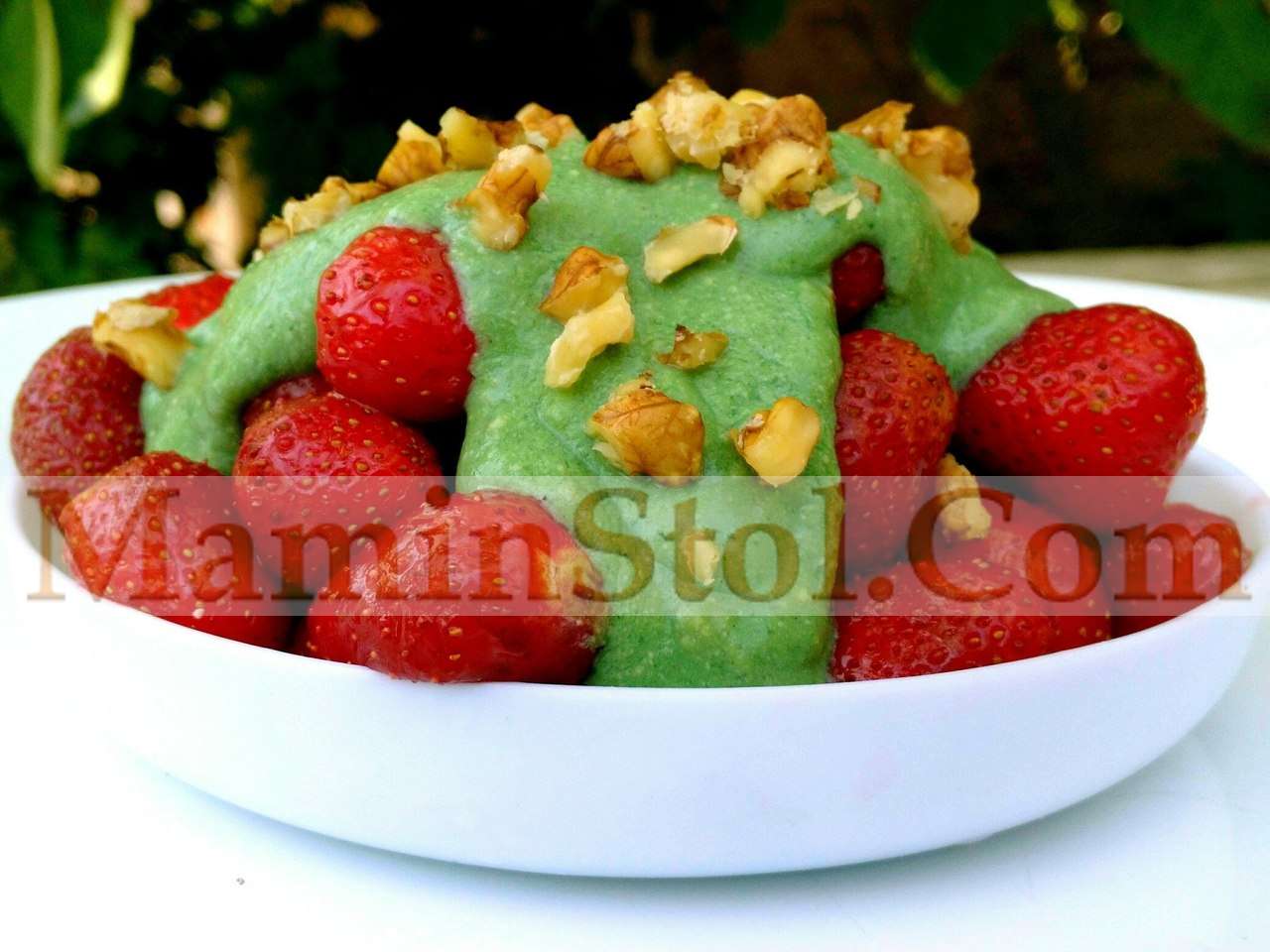 Клубника под зеленым соусом из тофу