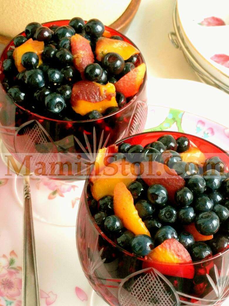 Салатик из черники с персиком