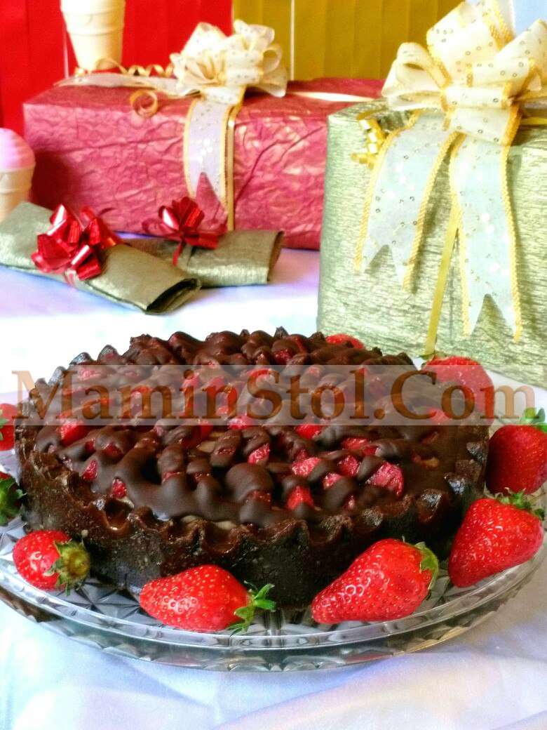 Торт шоколадный с тофу и клубникой