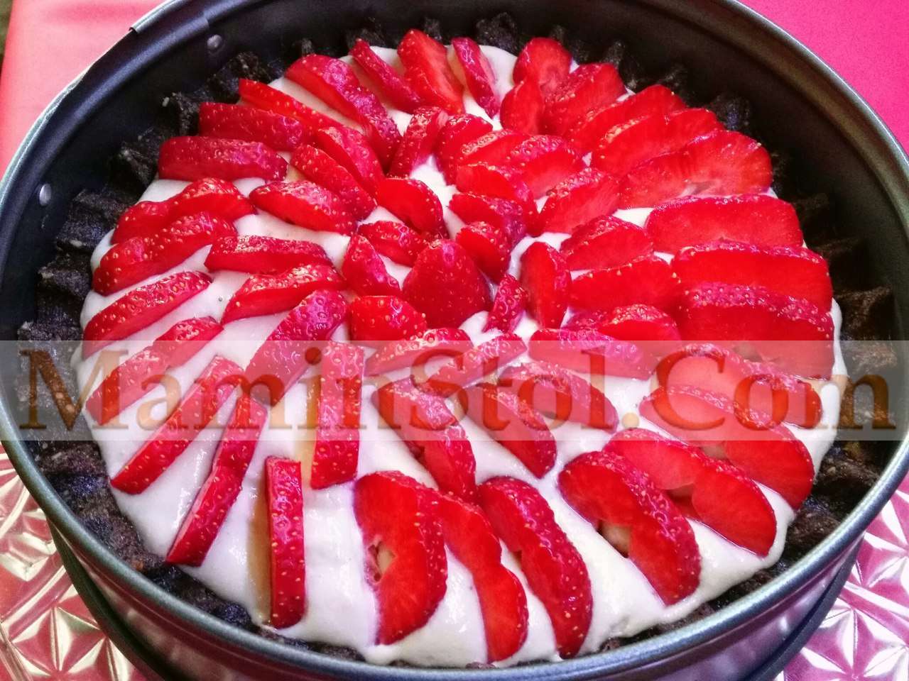 Торт шоколадный с тофу и клубникой