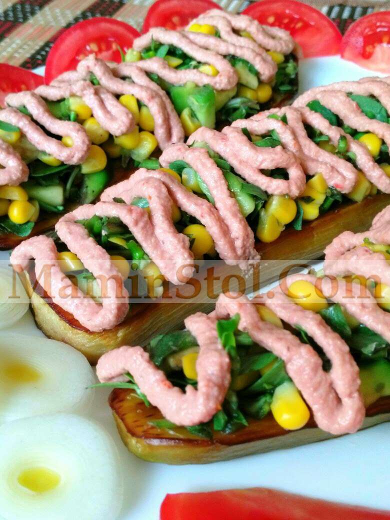 Лодочки из баклажан с портулаком, авокадо и кукурузой