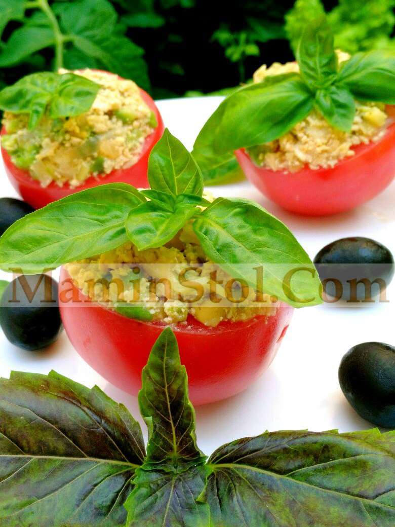 Помидорки, фаршированные омлетом из тофу с авокадо