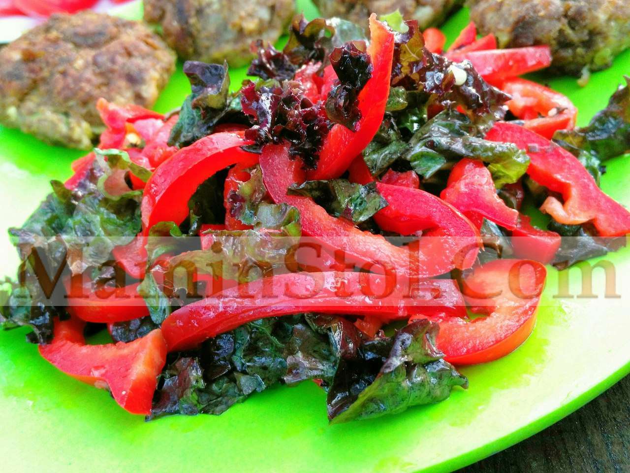 Салат из маринованного перца с чесноком и зеленью