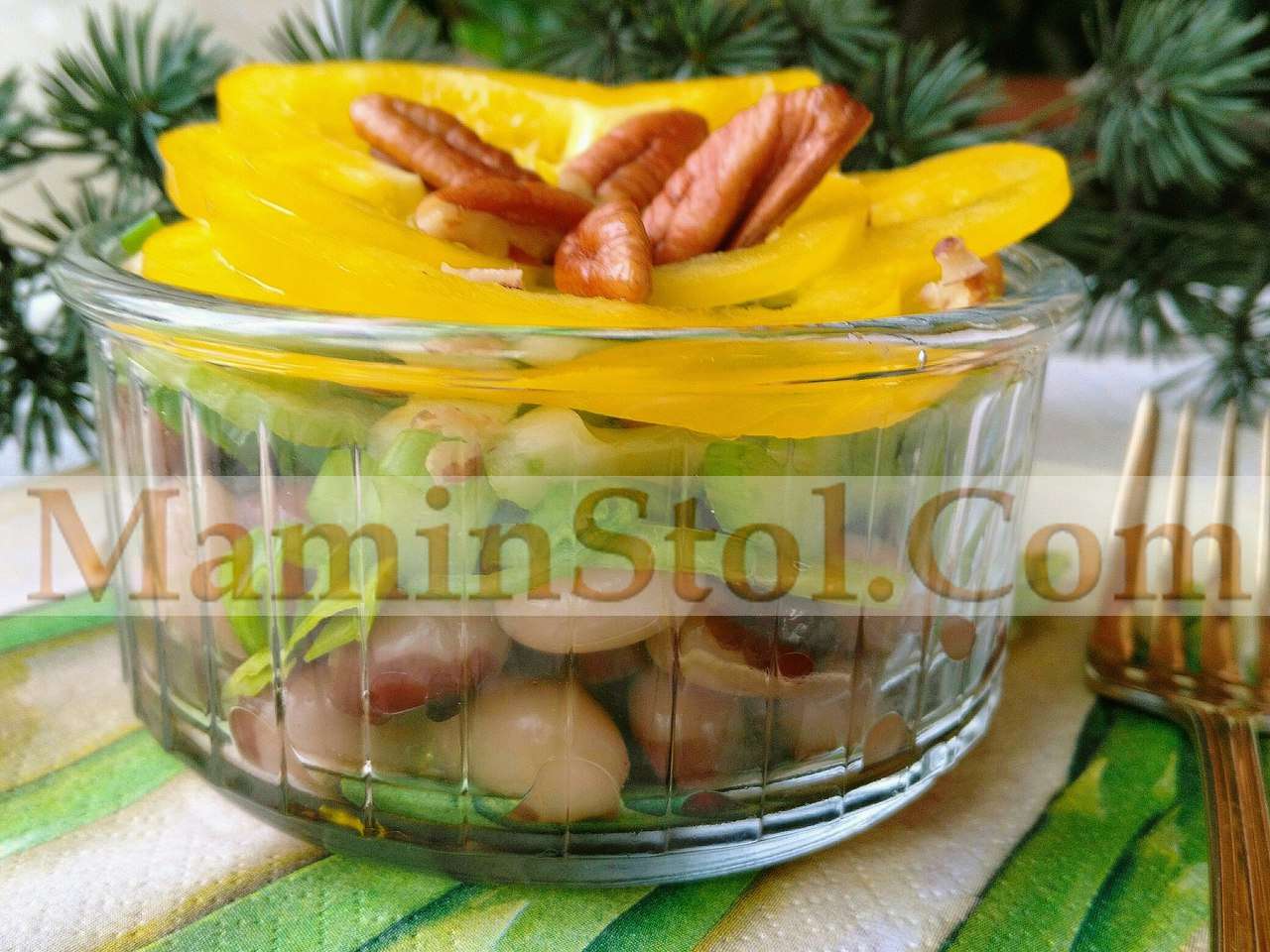 Салат из фасоли с черешковым сельдереем и пеканом