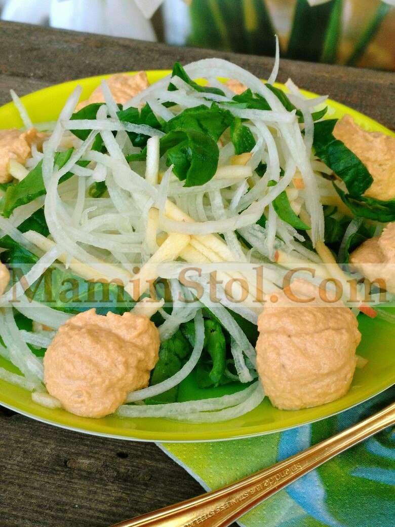 Салат из дайкона со шпинатом и яблоком под кориандровым соусом