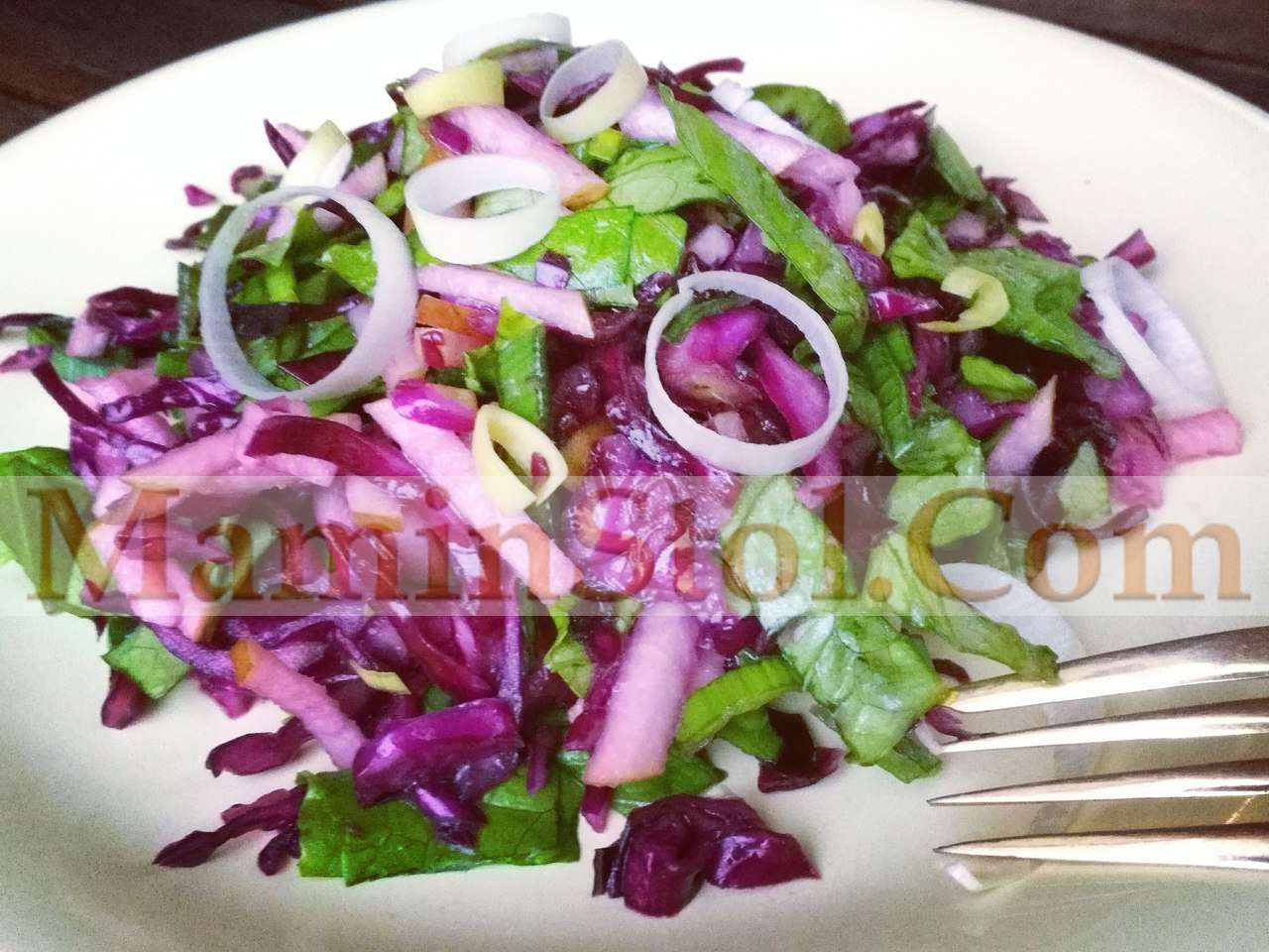 Салат из краснокочанной капусты с грушей и пореем