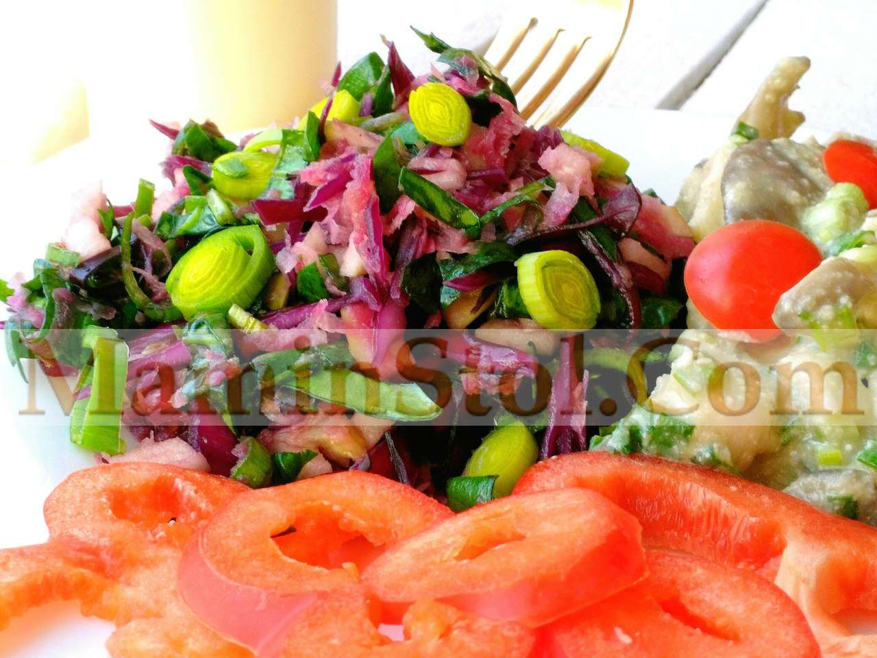 Салат из краснокочанной капусты, арбузной редьки и яблока Салат из краснокочанной капусты, арбузной редьки и яблока