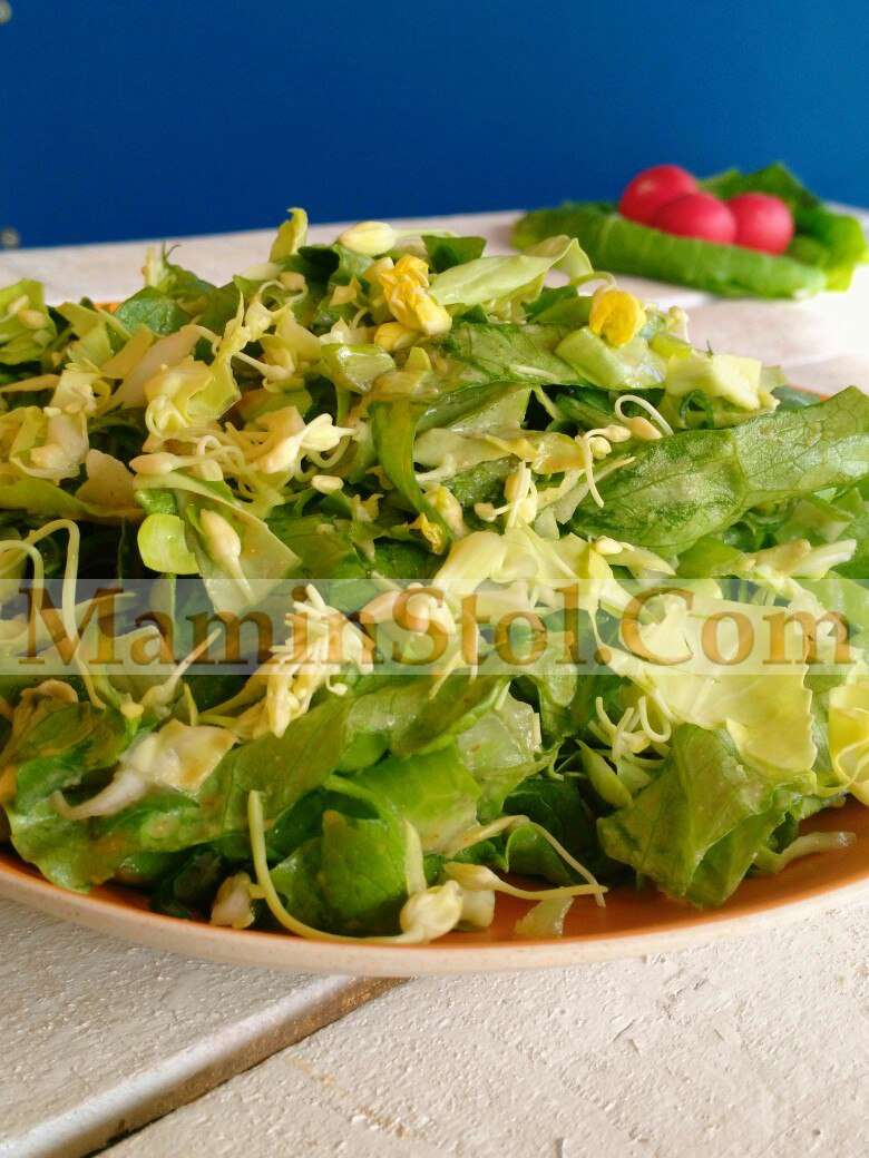 Салат из молодой капусты с зеленью под ореховым соусом