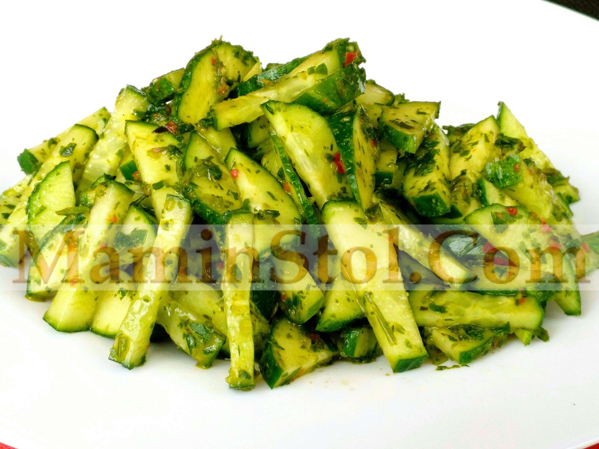 Салат из огурцов и зеленой аджики