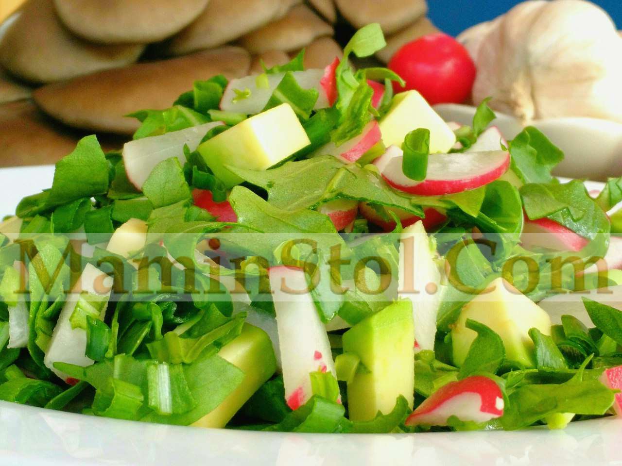 Салат из руколы с редисом и авокадо