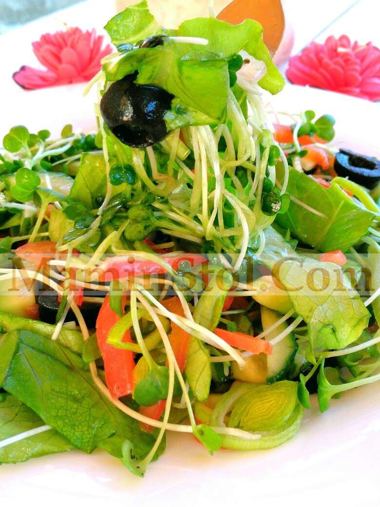 Салат с проростками под мандариновым соусом