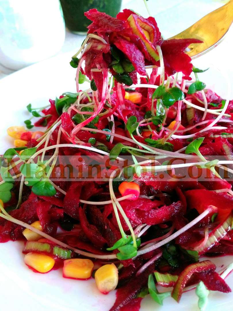Салат с проростками свекольный