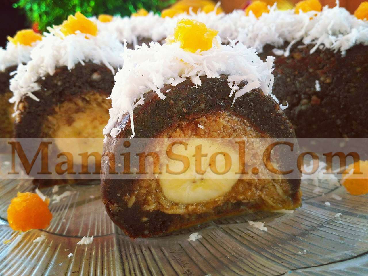 Шоколадный рулет с начинкой под 'снегом' Шоколадный рулет с начинкой под 'снегом'