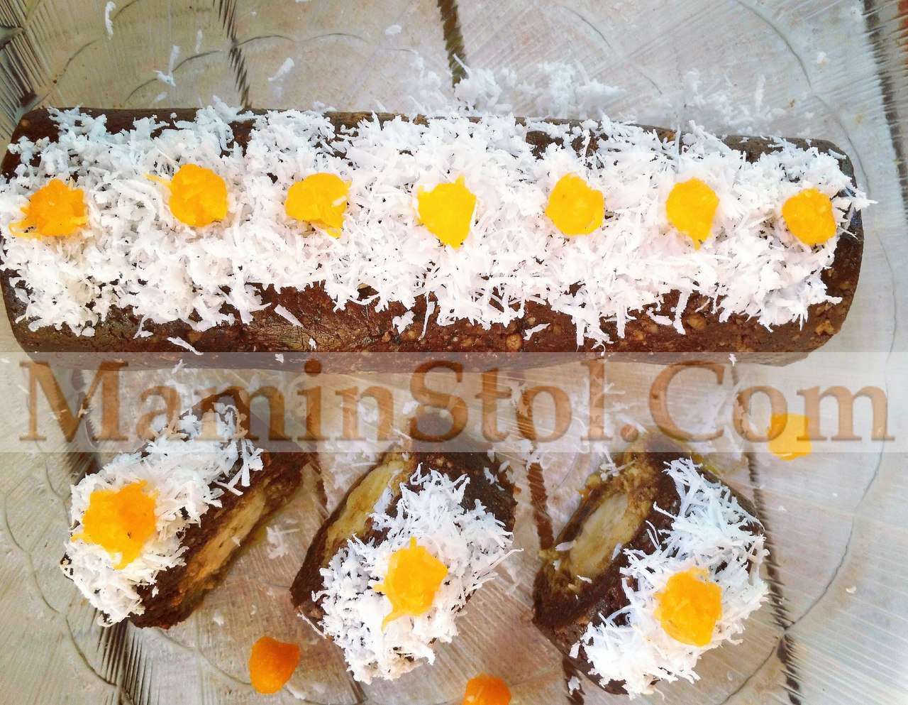 Шоколадный рулет с начинкой под 'снегом' Шоколадный рулет с начинкой под 'снегом'