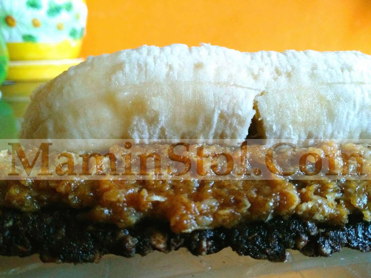 Шоколадный рулет с начинкой под 'снегом' Шоколадный рулет с начинкой под 'снегом'