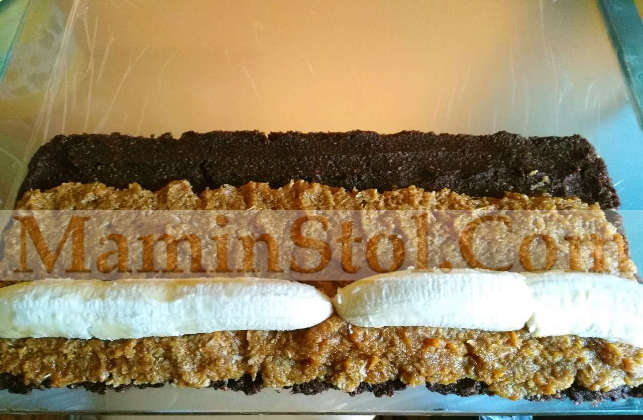 Шоколадный рулет с начинкой под 'снегом' Шоколадный рулет с начинкой под 'снегом'