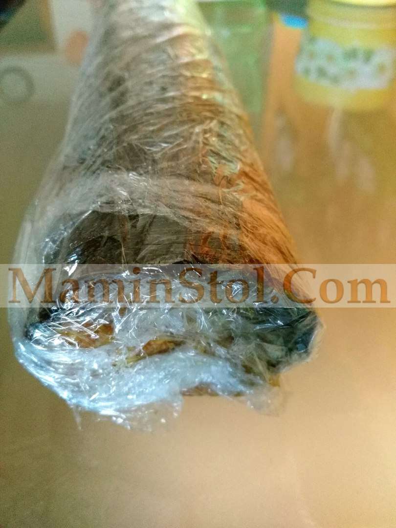 Шоколадный рулет с начинкой под 'снегом' Шоколадный рулет с начинкой под 'снегом'