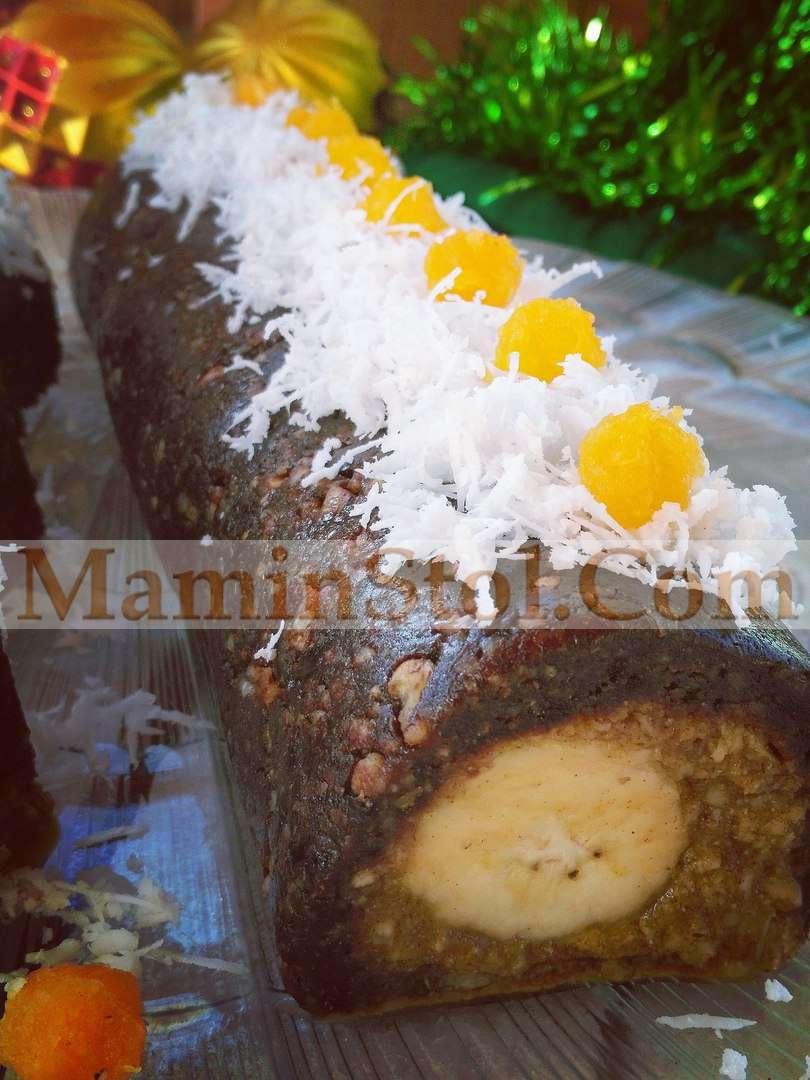 Шоколадный рулет с начинкой под 'снегом' Шоколадный рулет с начинкой под 'снегом'