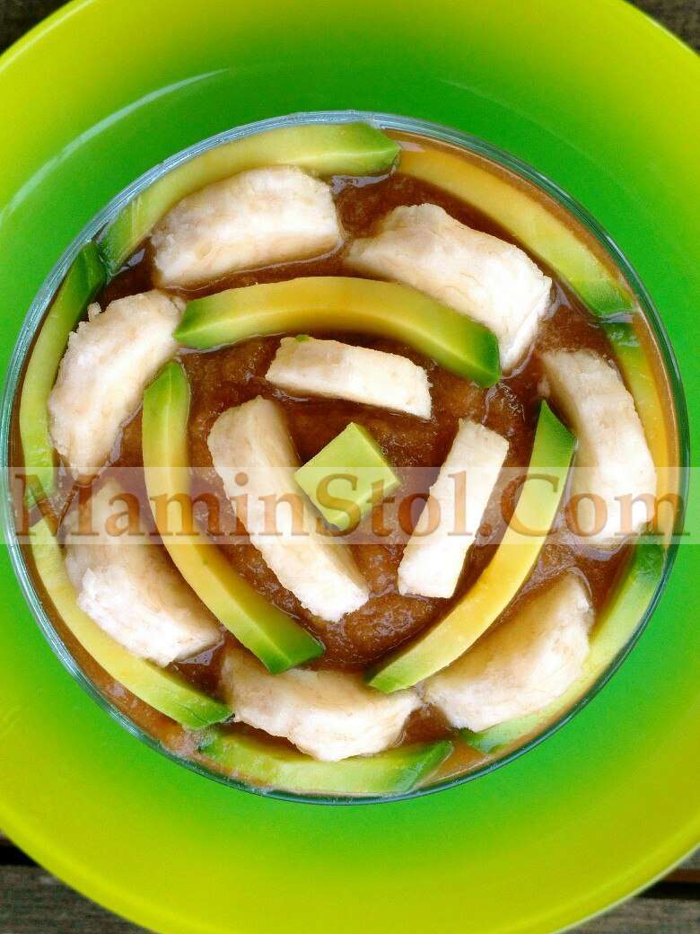 Яблочное пюре с айвой, бананом и авокадо