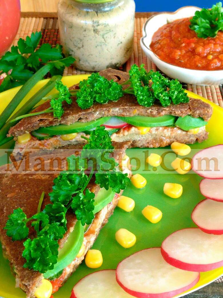 Сендвич из кукурузного хлеба с паштетом и овощами Сендвич из кукурузного хлеба с паштетом и овощами