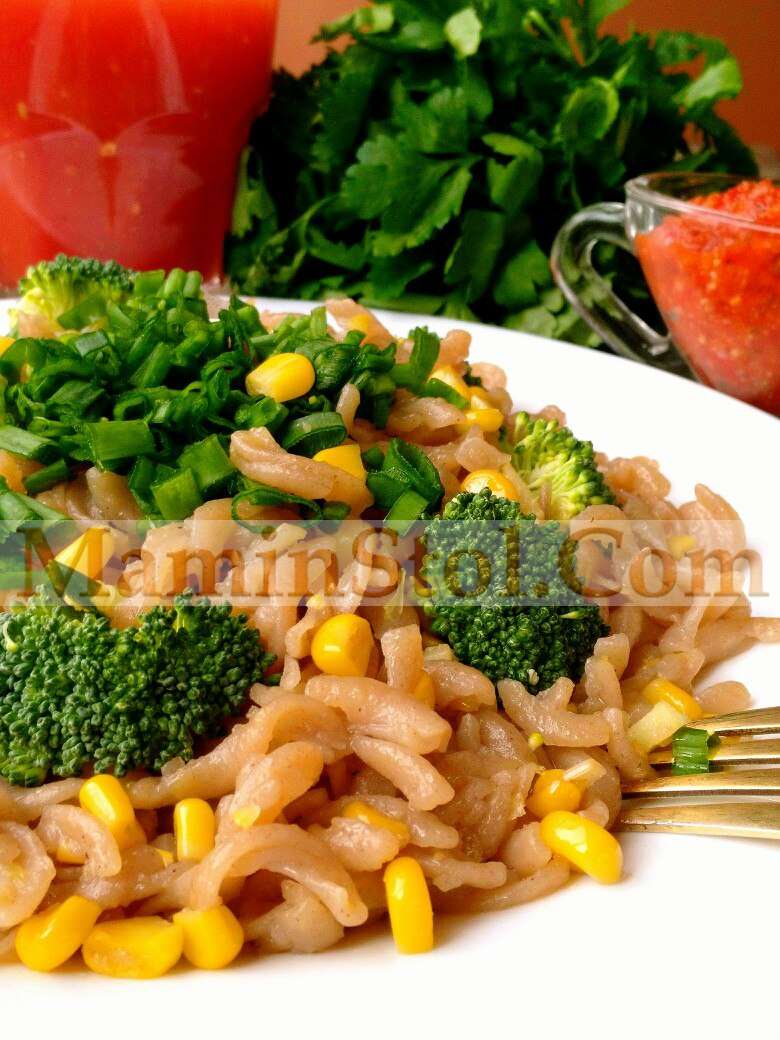 Гречневые макароны с кукурузой и брокколи
