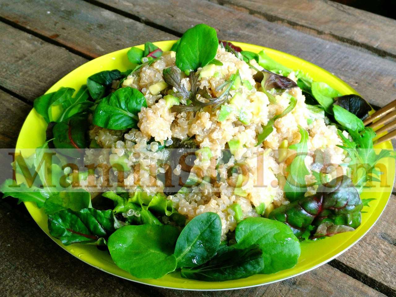 Каша из киноа с авокадо и зеленью