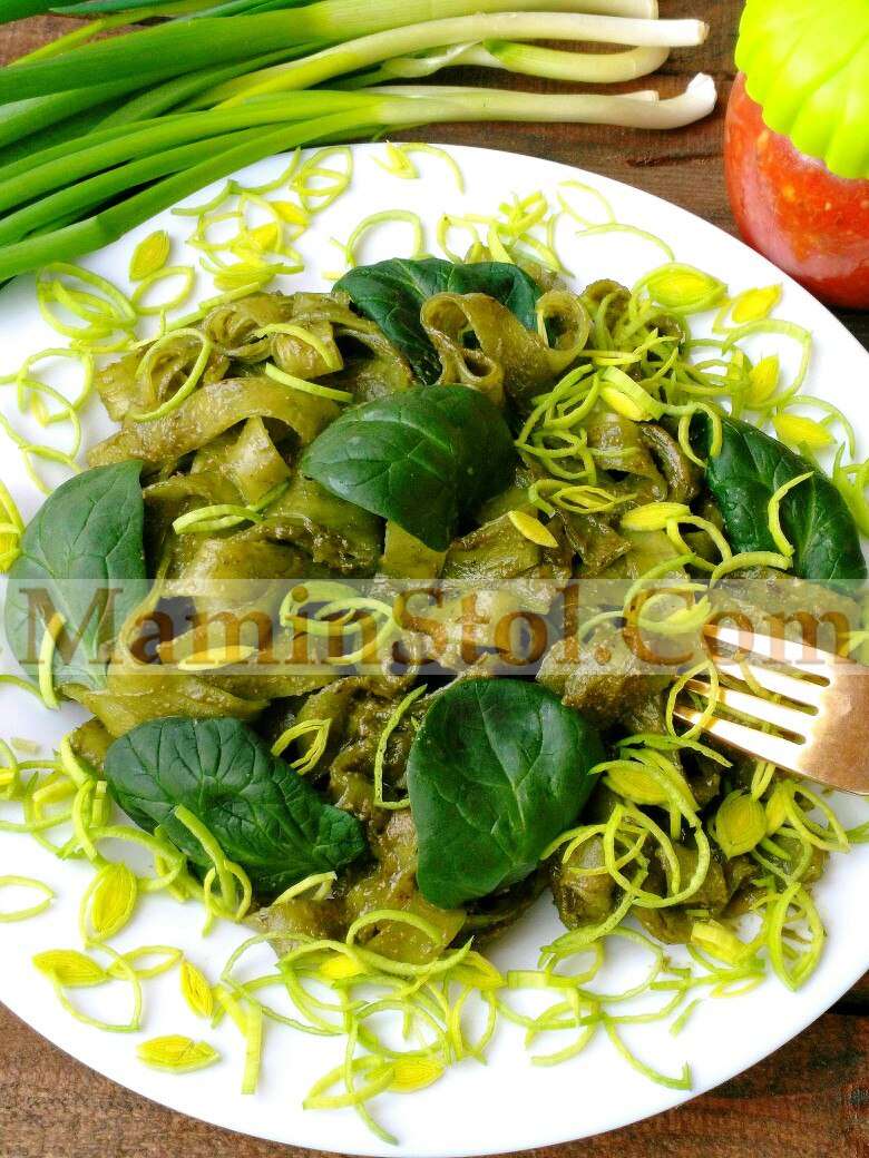 Лапша гороховая со шпинатом и пореем