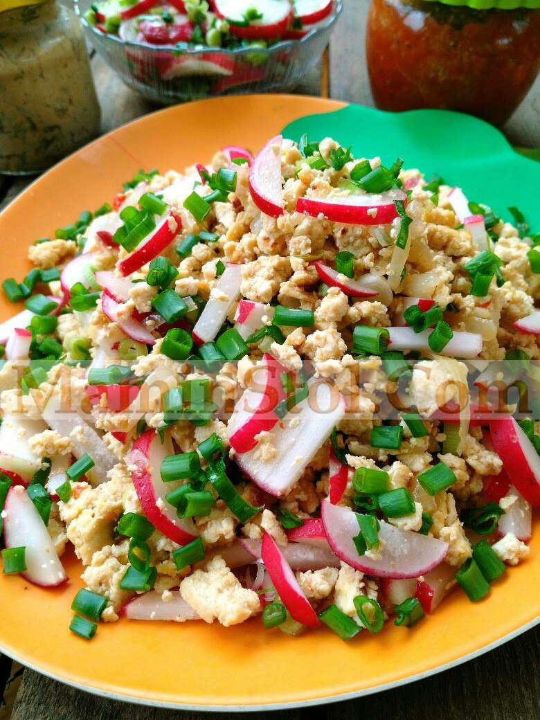 Тофу с редисом и зеленью Тофу с редисом и зеленью