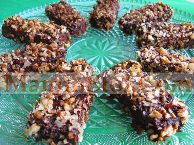 Медовые пирожные в глазури с орехами Медовые пирожные в глазури с орехами