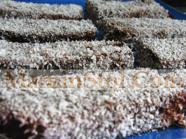 Медовые пирожные в глазури с орехами Медовые пирожные в глазури с орехами