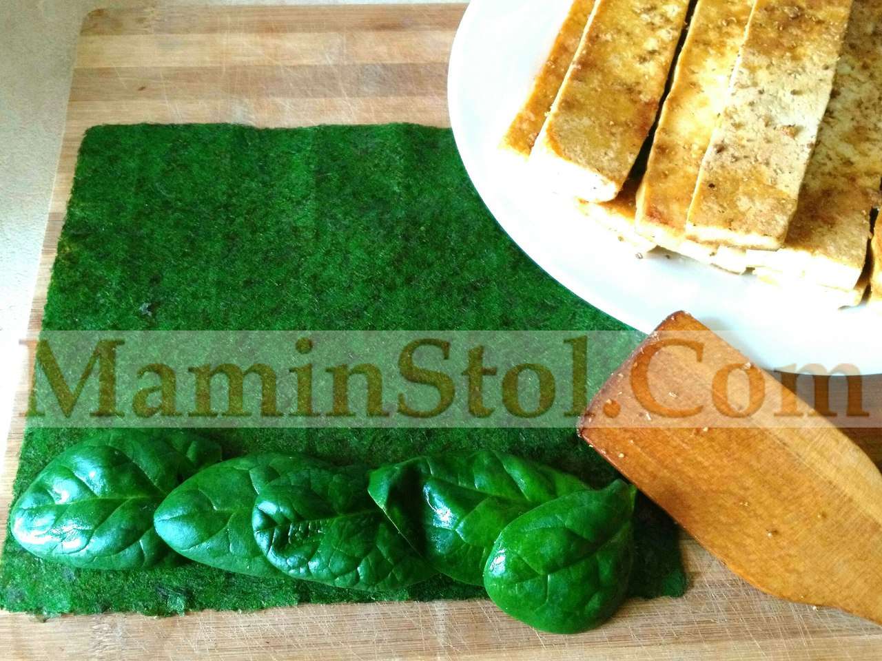 Роллы с тофу и шпинатом