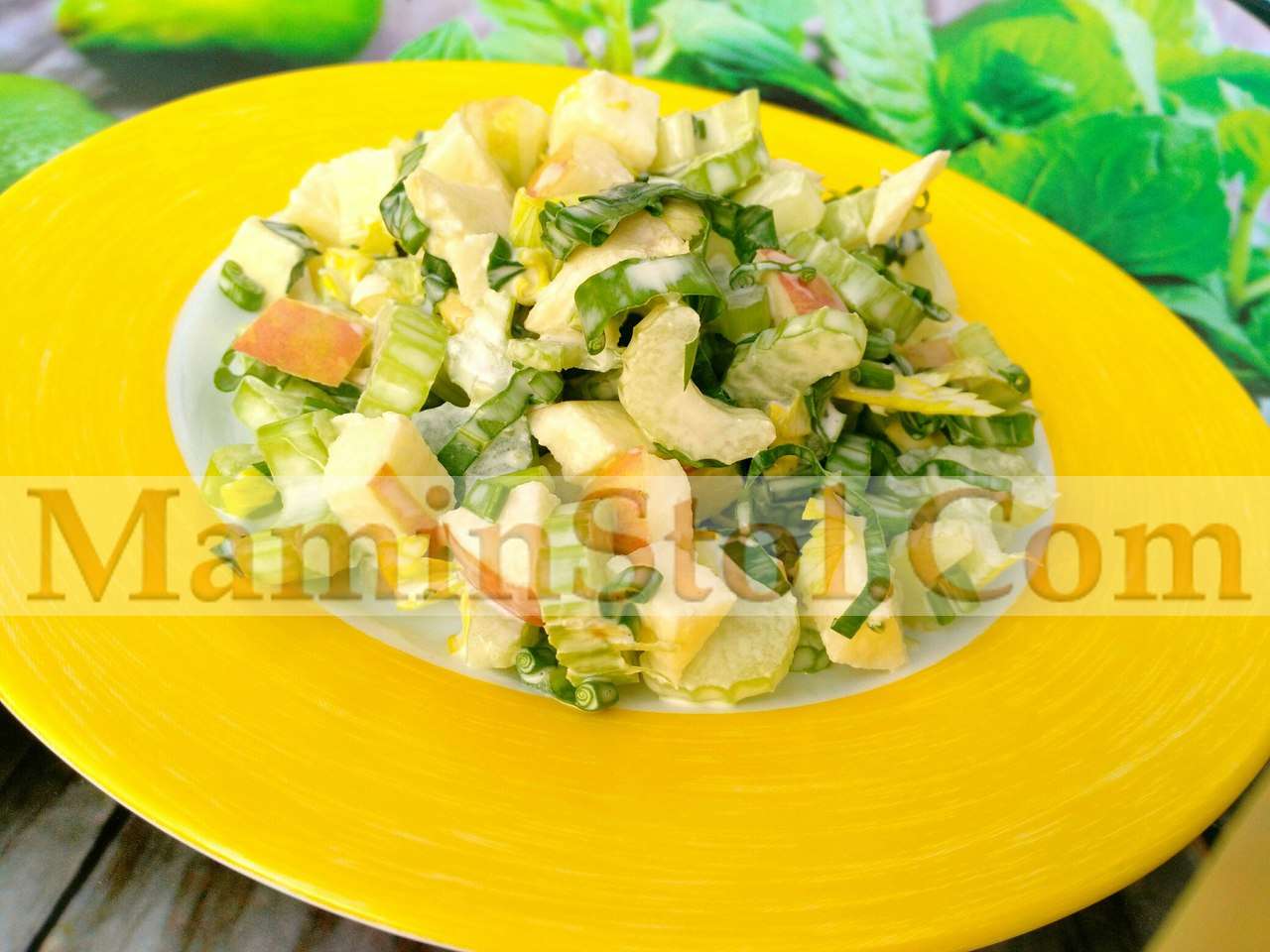 Салат из черенкового сельдерея с яблоком и черемшой Салат из черенкового сельдерея с яблоком и черемшой