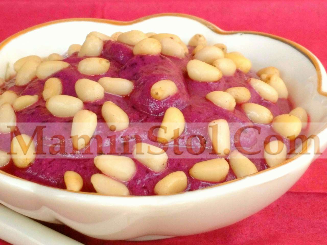 Творожок из тофу с черной смородиной и кедровыми орешками Творожок из тофу с черной смородиной и кедровыми орешками